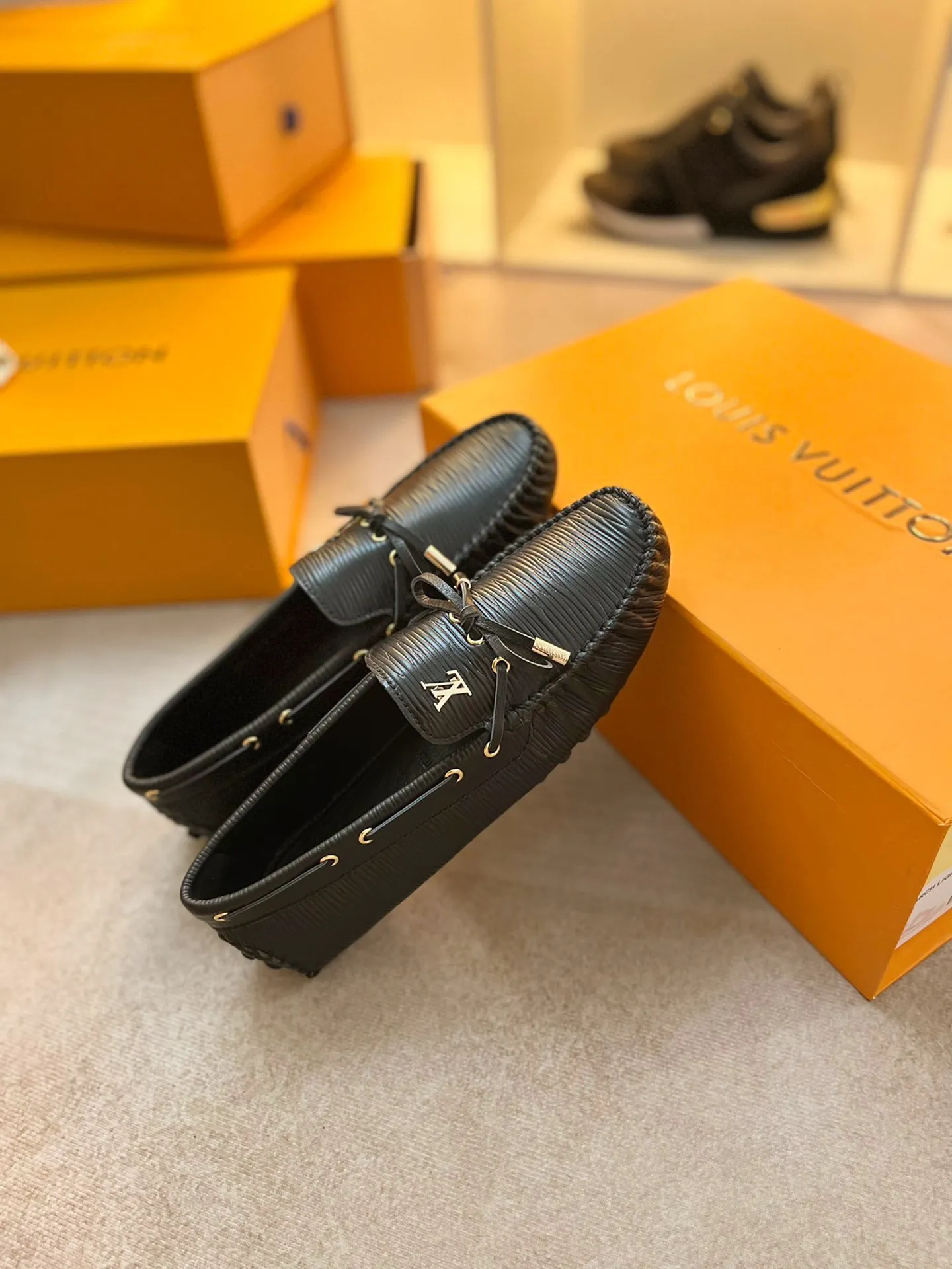 p460💰Couple model❤️🇫🇷 𝙇𝙤𝙪𝙞𝙨 𝙑𝙪𝙞𝙩𝙩𝙤𝙣 🇫🇷Louis Vuitton 2023 Classic𝓛𝓿 𝓣𝓻𝓪𝓲𝓷𝓮𝓻 Sports Series ➪➪➪¯ [Arizona Doudou Shoes Series] ▪️▪️▪️Arizona slip-on shoes are made of Monogram Eclipse canvas. Its hand-painted and dyed edges and hand-sewn uppers fully demonstrate Louis Vuitton's traditional shoemaking craftsmanship. This slip-on shoe is very lightweight. The integrated tongue and upper make it particularly comfortable and flexible. The soft outsole is equipped with rubber padding. Decorated with matching sash. Detailed features: ☑️Monogram Eclipse canvas ☑️Black Eclipse pattern ☑️Hand-painted shoe edges ☑️Hand-sewn uppers (each pair takes time to process) ☑️Integrated tongue and upper construction ☑️Outsole equipped with rubber lining ☑️size: 35_46